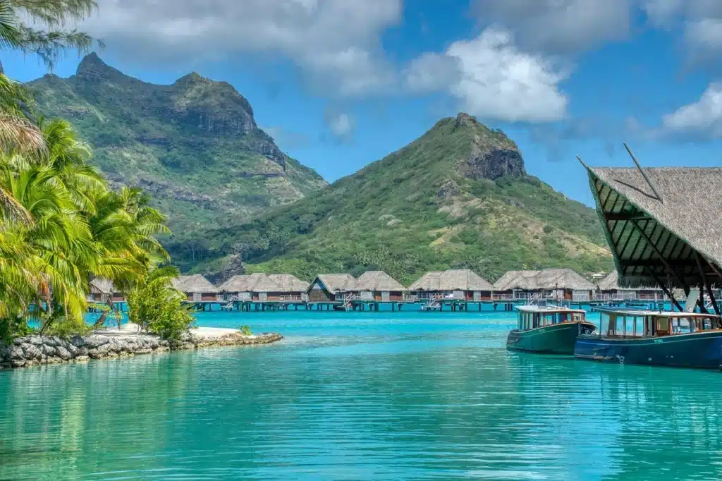 Lagon avec chambres sur pilotis à Bora Bora