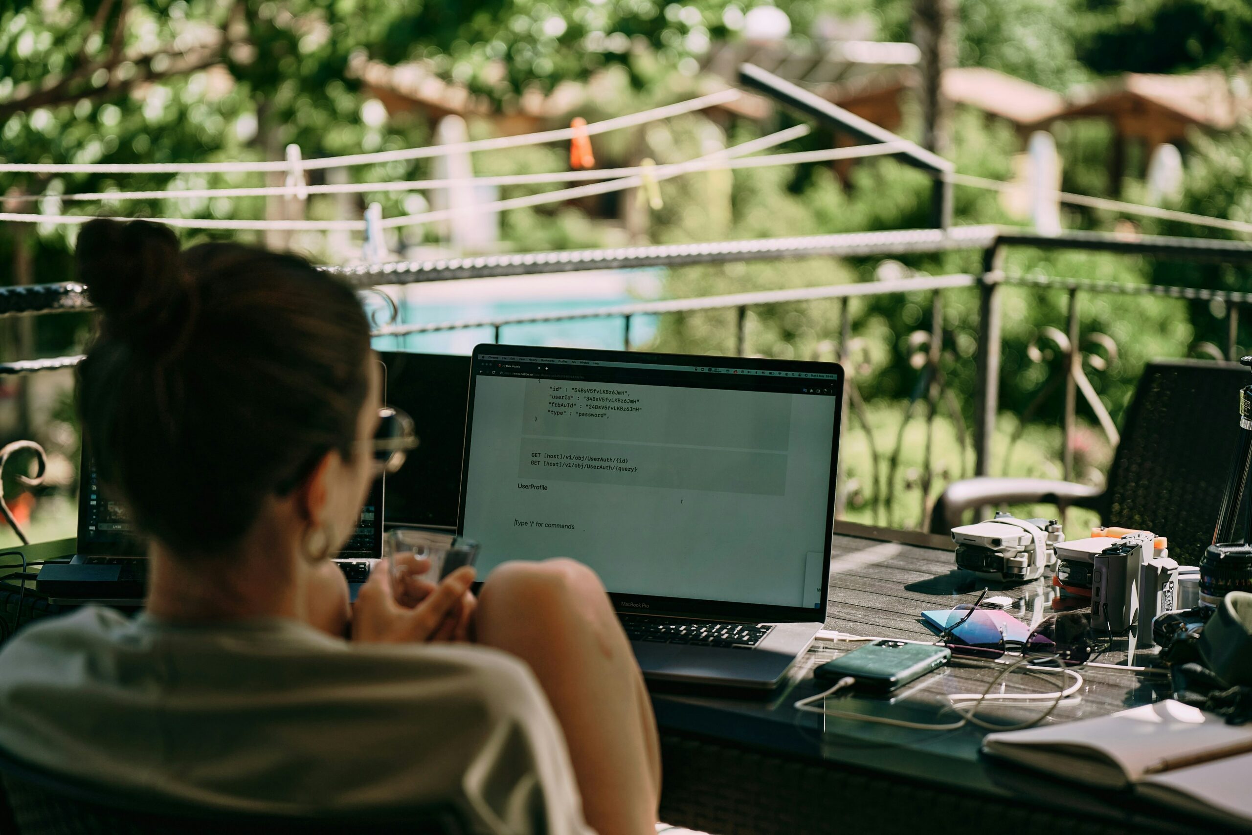 Digital nomad en train de travailler