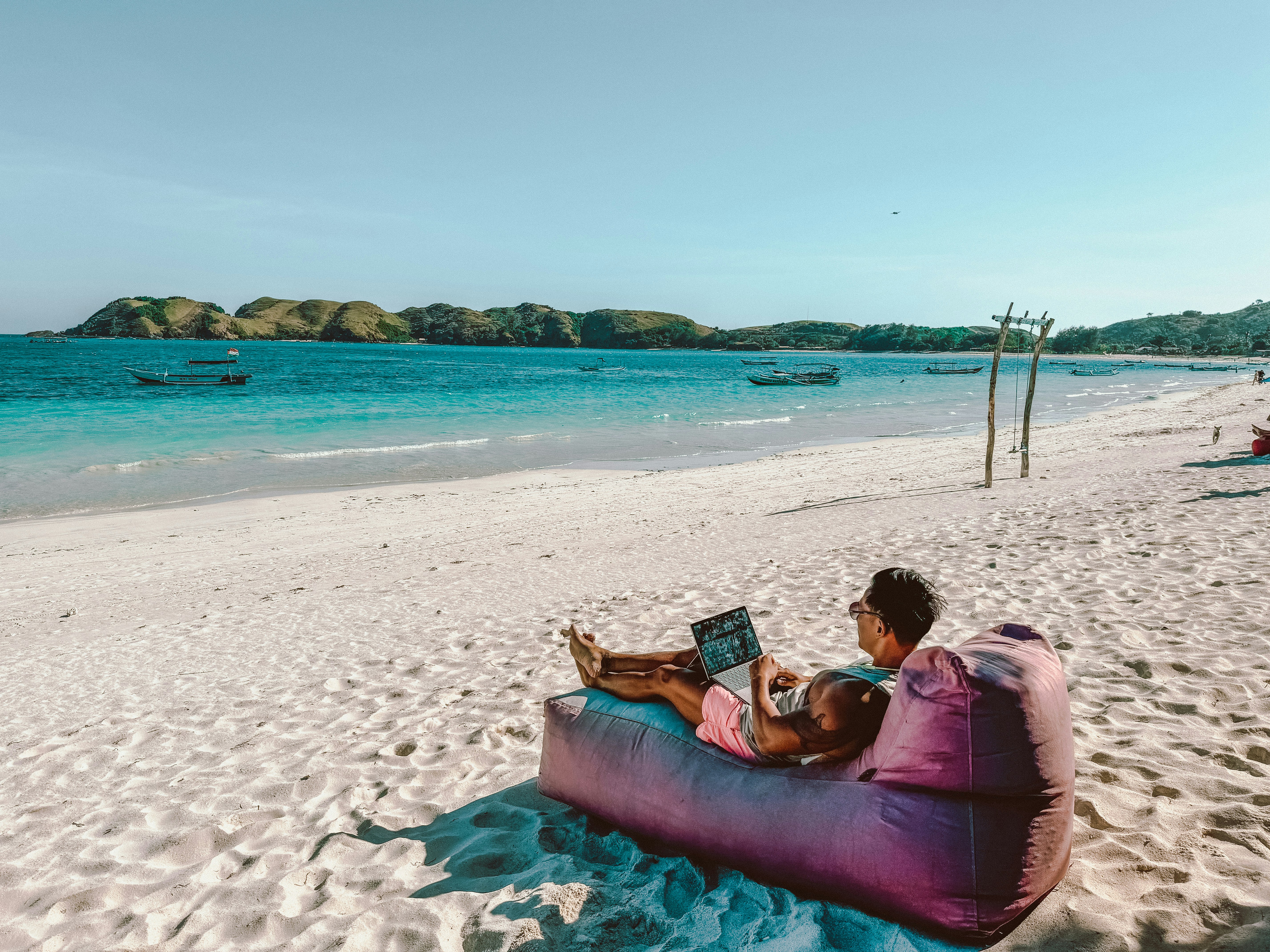Digital nomad sur la plage
